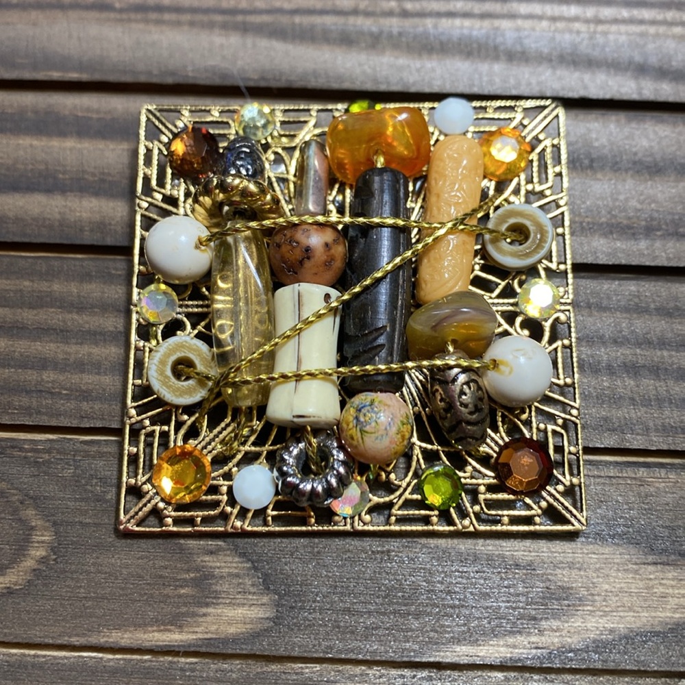 Vintage gold-tone collage brooch featuring various beads and gemstones - Picture 3 of 8
